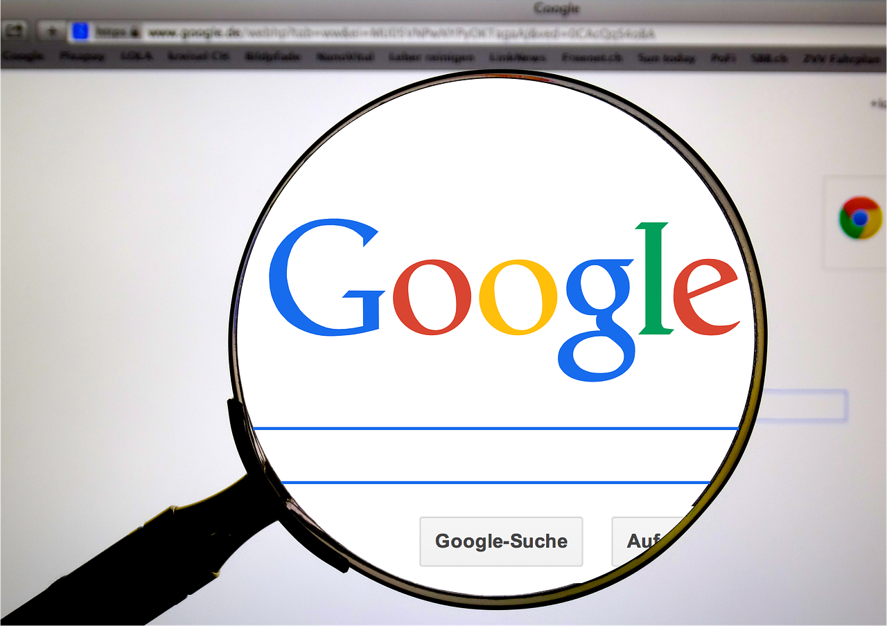 Googleのホームを虫眼鏡で見ている画像
