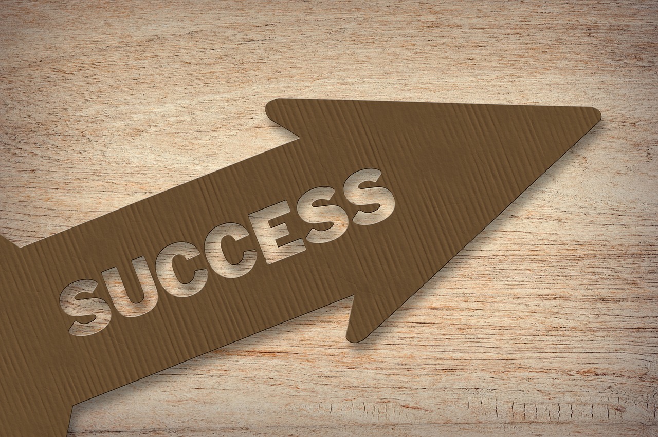 SUCCESSの文字がくり抜かれている矢印