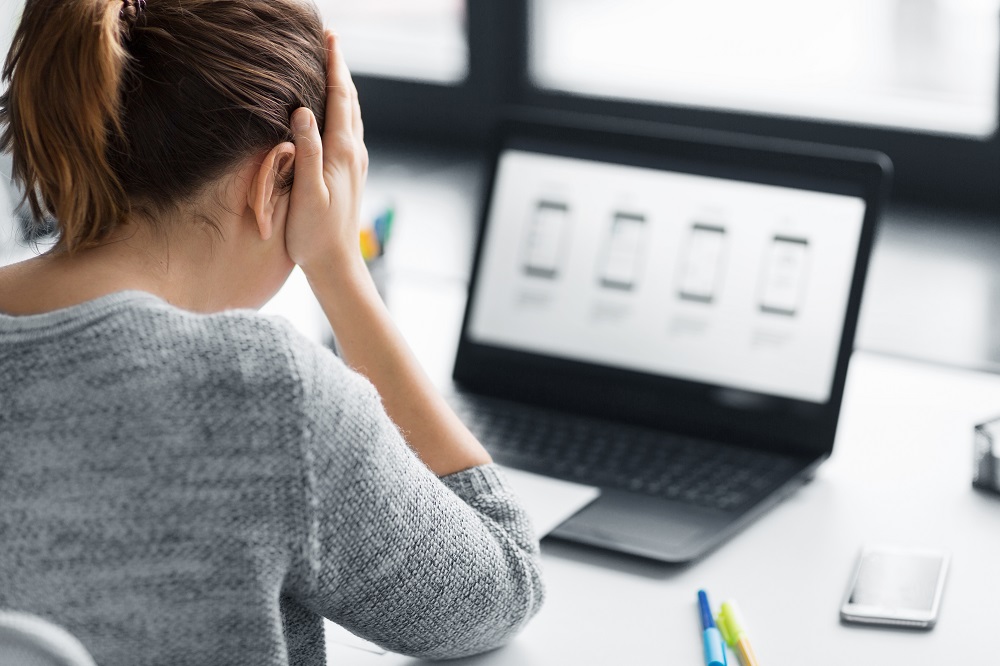 Webサイトのファーストビューで困惑する女性