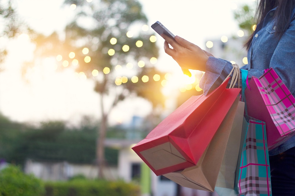 指名検索をもとに買い物する女性