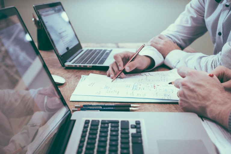 大企業と中小企業でSEO戦略は違うイメージ