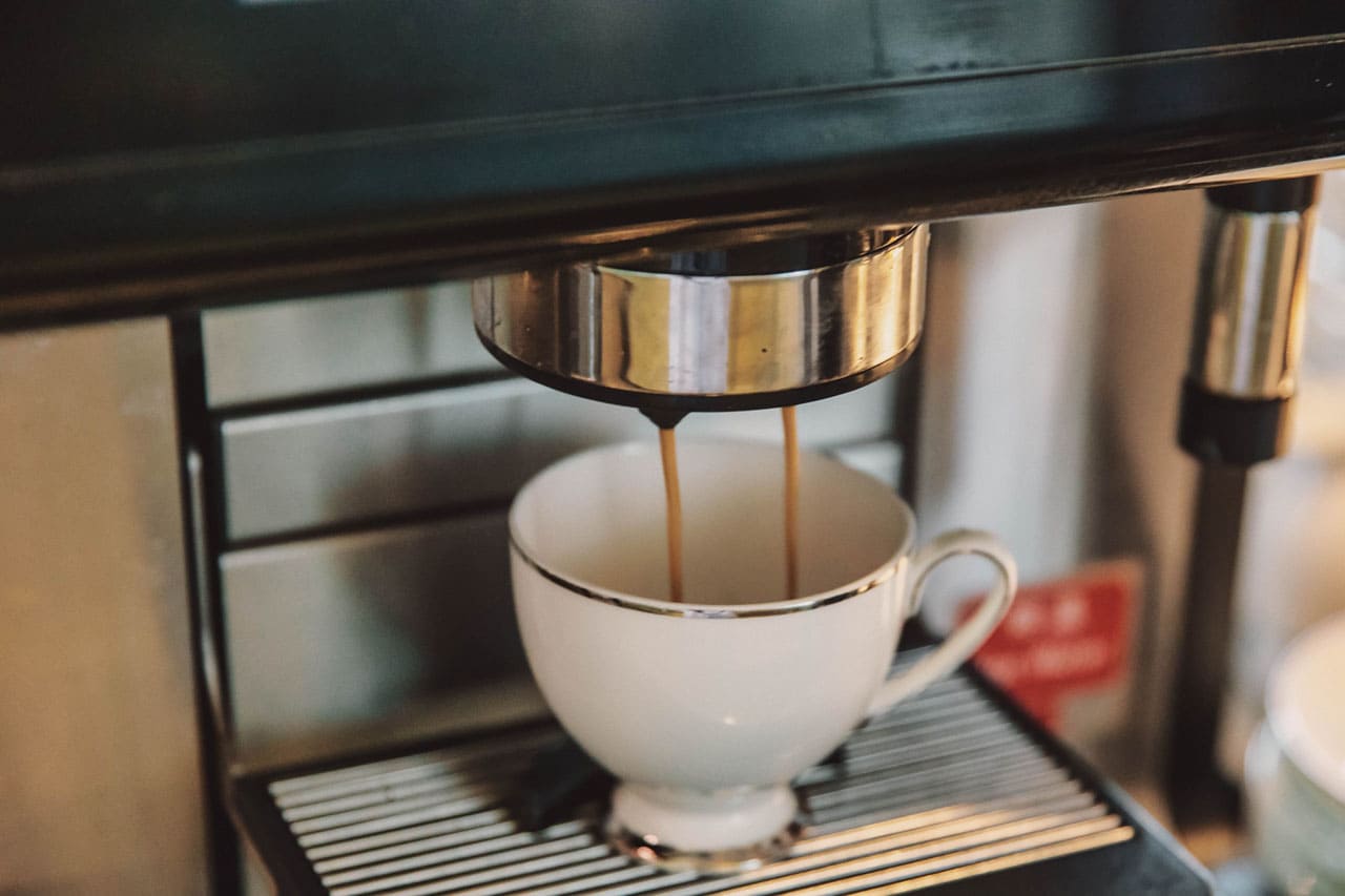 コーヒーメーカーで例えるCMSの仕組みのイメージ画像
