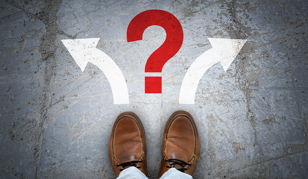 中小企業はマーケティングと広告どちらから始めるべきか選択するイメージ